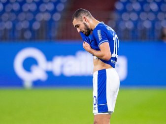 Kann seine Suspendierung nicht nachvollziehen: Schalke-Profi Nabil Bentaleb. Foto: Guido Kirchner/dpa Kann seine Suspendierung nicht nachvollziehen: Schalke-Profi Nabil Bentaleb. Foto: Guido Kirchner/dpa