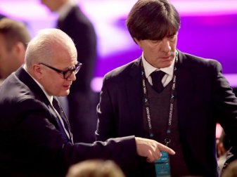 Hatten Gesprächsbedarf: DFB-Präsident Fritz Keller (l) und Bundestrainer Joachim Löw. Foto: Christian Charisius/dpa Hatten Gesprächsbedarf: DFB-Präsident Fritz Keller (l) und Bundestrainer Joachim Löw. Foto: Christian Charisius/dpa