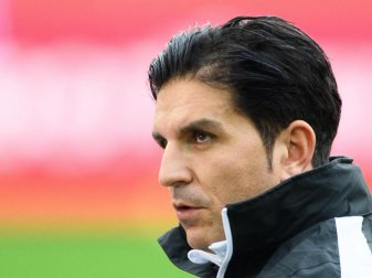 Nähert sich mit Hannover immer mehr den Abstiegsrängen: 96-Coach Kenan Kocak. Foto: Swen Pförtner/dpa Nähert sich mit Hannover immer mehr den Abstiegsrängen: 96-Coach Kenan Kocak. Foto: Swen Pförtner/dpa