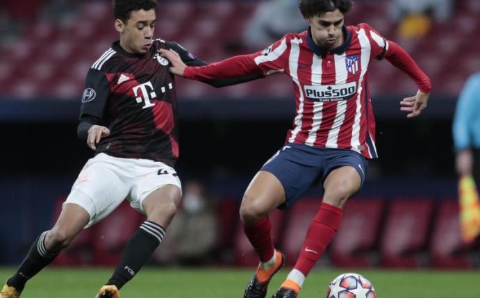 Keine Angst vor den Atlético-Stars: Bayerns Jamal Musiala (l) und Madrids Joao Felix. Foto: Bernat Armangue/AP/dpa