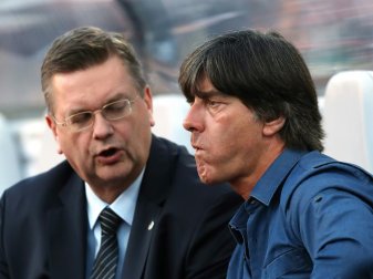 Grindel (l.) ist von der Debatte über Löw irritiert