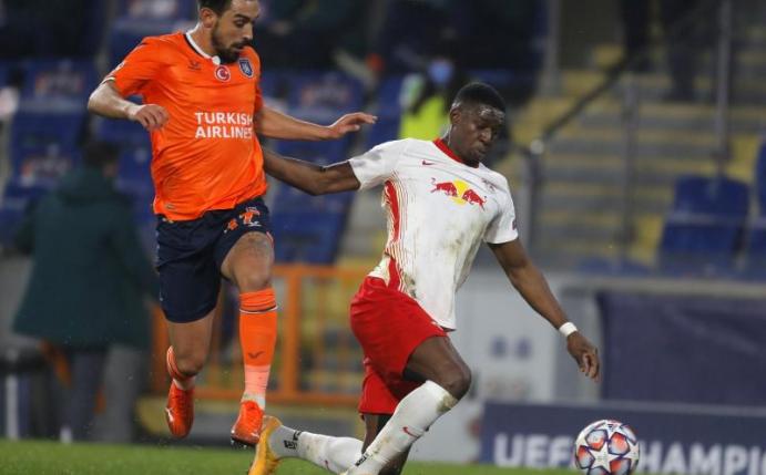 Irfan Can Kahveci (l) von Istanbul Basaksehir und Nordi Mukiele von RB Leipzig kämpfen um den Ball. Foto: Uncredited/AP/dpa