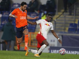 Irfan Can Kahveci (l) von Istanbul Basaksehir und Nordi Mukiele von RB Leipzig kämpfen um den Ball. Foto: Uncredited/AP/dpa Irfan Can Kahveci (l) von Istanbul Basaksehir und Nordi Mukiele von RB Leipzig kämpfen um den Ball. Foto: Uncredited/AP/dpa
