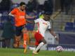 Irfan Can Kahveci (l) von Istanbul Basaksehir und Nordi Mukiele von RB Leipzig kämpfen um den Ball. Foto: Uncredited/AP/dpa