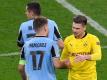 Lazios Ciro Immobile (l) und Dortmunds Lukasz Piszczek verabschieden sich nach dem Spiel. Foto: Bernd Thissen/dpa-Pool/dpa
