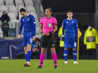 Schiedsrichterin Stéphanie Frappart leitete die Partie zwischen Juventus Turin und Dynamo Kiew. Foto: Marco Alpozzi/LaPresse/dpa Schiedsrichterin Stéphanie Frappart leitete die Partie zwischen Juventus Turin und Dynamo Kiew. Foto: Marco Alpozzi/LaPresse/dpa