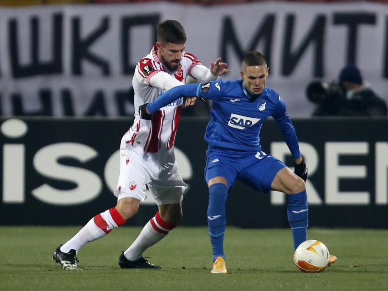 Hoffenheims Mijat Gacinovic (r) behauptet den Ballbesitz gegen Milos Degenek von Roter Stern Belgrad. Foto: Marko Drobnjakovic/AP/dpa