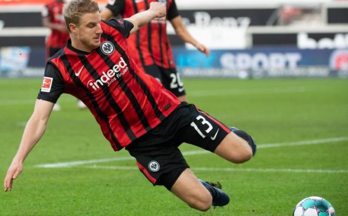 Martin Hinteregger trifft mit Eintracht Frankfurt am Samstag auf Borussia Dortmund. Foto: Sebastian Gollnow/dpa
