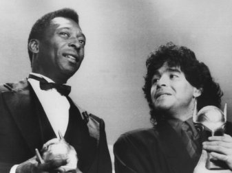 Die Fußball-Legenden Pelé (l) und Diego Maradona im Jahr 1987. Foto: dpa Die Fußball-Legenden Pelé (l) und Diego Maradona im Jahr 1987. Foto: dpa