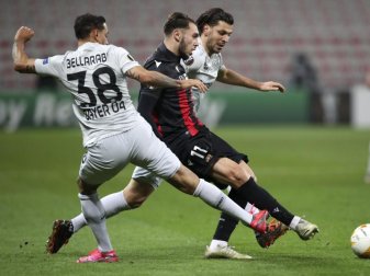 Nizzas Amine Gouiri (M) setzt sich gegen die Leverkusener Kaarim Bellarabi (l) und Aleksandar Dragovic durch. Foto: Daniel Cole/AP/dpa Nizzas Amine Gouiri (M) setzt sich gegen die Leverkusener Kaarim Bellarabi (l) und Aleksandar Dragovic durch. Foto: Daniel Cole/AP/dpa
