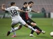 Nizzas Amine Gouiri (M) setzt sich gegen die Leverkusener Kaarim Bellarabi (l) und Aleksandar Dragovic durch. Foto: Daniel Cole/AP/dpa