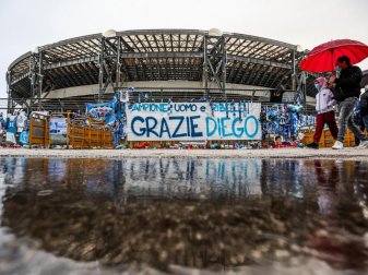 Das «Stadio San Paolo» in Neapiel wird in «Stadio Diego Armando Maradona» umbenannt. Foto: Alessandro Garofalo/LaPresse via ZUMA Press/dpa Das «Stadio San Paolo» in Neapiel wird in «Stadio Diego Armando Maradona» umbenannt. Foto: Alessandro Garofalo/LaPresse via ZUMA Press/dpa