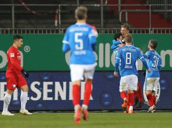 Kiel schlägt Bochum mit 3:1 und ist Tabellenführer Kiel schlägt Bochum mit 3:1 und ist Tabellenführer