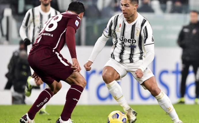 Turins Tomas Rincon und Juventus Cristiano Ronaldo (r) im Zweikampf um den Ball. Foto: Marco Alpozzi/LaPresse via ZUMA Press/dpa
