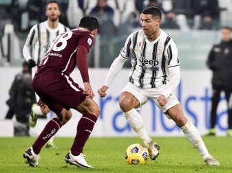 Turins Tomas Rincon und Juventus Cristiano Ronaldo (r) im Zweikampf um den Ball. Foto: Marco Alpozzi/LaPresse via ZUMA Press/dpa Turins Tomas Rincon und Juventus Cristiano Ronaldo (r) im Zweikampf um den Ball. Foto: Marco Alpozzi/LaPresse via ZUMA Press/dpa