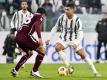 Turins Tomas Rincon und Juventus Cristiano Ronaldo (r) im Zweikampf um den Ball. Foto: Marco Alpozzi/LaPresse via ZUMA Press/dpa