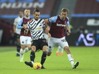 Uniteds Alex Telles (l) wird beim Passspiel von West Hams Tomas Soucek gestört. Foto: Adam Davy/Pool PA/AP/dpa Uniteds Alex Telles (l) wird beim Passspiel von West Hams Tomas Soucek gestört. Foto: Adam Davy/Pool PA/AP/dpa