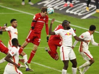 Bayerns Thomas Müller köpft in einem rasanten Top-Spiel gegen RB Leipzig das Tor zum 3:3-Ausgleich. Foto: Alexander Hassenstein/Getty Images Europe/Pool/dpa