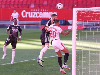 Real Madrids Karim Benzema im Kopfballduell mit Sevillas Diego Carlos. Foto: Jose Luis Contreras/DAX via ZUMA Wire/dpa Real Madrids Karim Benzema im Kopfballduell mit Sevillas Diego Carlos. Foto: Jose Luis Contreras/DAX via ZUMA Wire/dpa