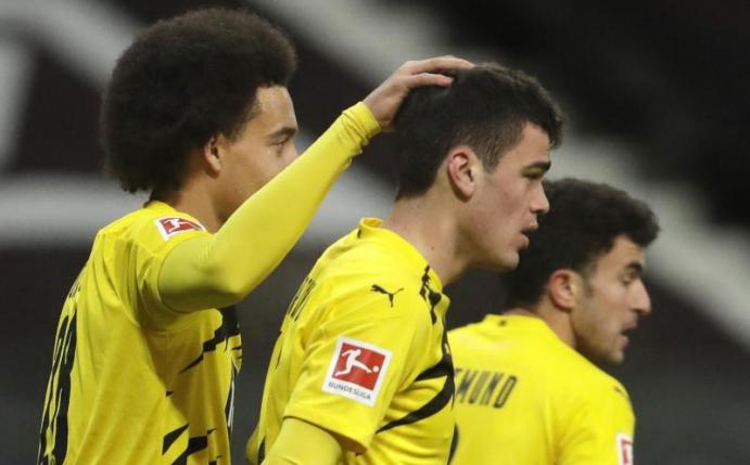 Giovanni Reyna (M) wird von seinen Dortmunder Kollegen für sein Tor zum 1:1 in Frankfurt gefeiert. Foto: Michael Probst/AP POOL/dpa