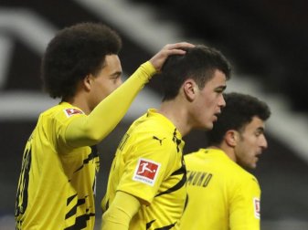 Giovanni Reyna (M) wird von seinen Dortmunder Kollegen für sein Tor zum 1:1 in Frankfurt gefeiert. Foto: Michael Probst/AP POOL/dpa Giovanni Reyna (M) wird von seinen Dortmunder Kollegen für sein Tor zum 1:1 in Frankfurt gefeiert. Foto: Michael Probst/AP POOL/dpa