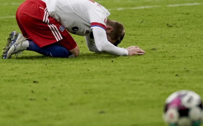 Der Hamburger SV hat daheim gegn Hannover 96 0:1 verloren: HSV-Spieler Aaron Hunt ärgert sich über eine vertane Chance. Foto: Axel Heimken/dpa