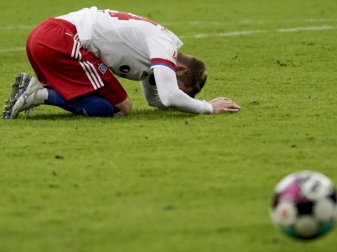 Der Hamburger SV hat daheim gegn Hannover 96 0:1 verloren: HSV-Spieler Aaron Hunt ärgert sich über eine vertane Chance. Foto: Axel Heimken/dpa Der Hamburger SV hat daheim gegn Hannover 96 0:1 verloren: HSV-Spieler Aaron Hunt ärgert sich über eine vertane Chance. Foto: Axel Heimken/dpa
