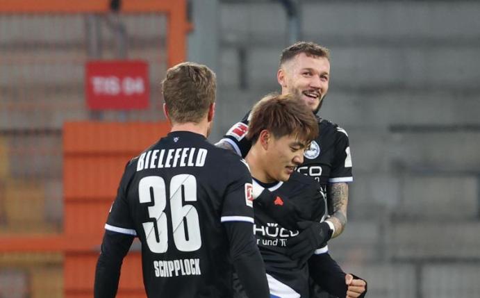 Der Sieg über Mainz gibt Arminia Bielefeld Auftrieb: Torschütze Ritsu Doan (M) feiert sein Tor mit Sven Schipplock (l-r) und Marcel Hartel. Foto: Friso Gentsch/dpa