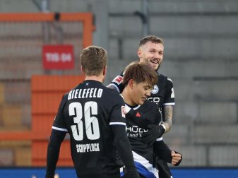 Der Sieg über Mainz gibt Arminia Bielefeld Auftrieb: Torschütze Ritsu Doan (M) feiert sein Tor mit Sven Schipplock (l-r) und Marcel Hartel. Foto: Friso Gentsch/dpa Der Sieg über Mainz gibt Arminia Bielefeld Auftrieb: Torschütze Ritsu Doan (M) feiert sein Tor mit Sven Schipplock (l-r) und Marcel Hartel. Foto: Friso Gentsch/dpa