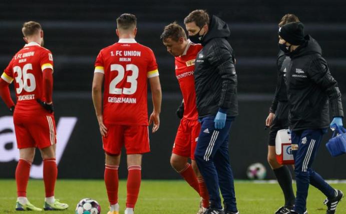 Max Kruse (M) hat sich im Berlin-Derby schwerer verletzt und fehlt nun Union Berlin mindestens zwei Monate. Foto: Odd Andersen/AFP-Pool/dpa