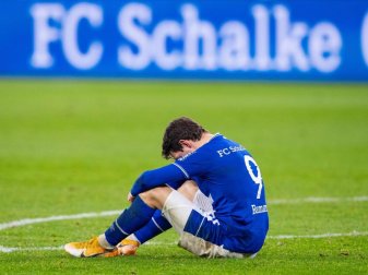 Schalkes Benito Raman sitzt nach dem Abpfiff auf dem Rasen. Foto: Guido Kirchner/dpa Schalkes Benito Raman sitzt nach dem Abpfiff auf dem Rasen. Foto: Guido Kirchner/dpa