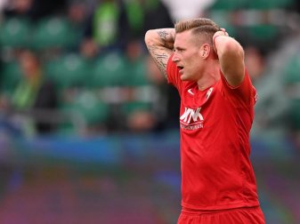 Augsburgs Andre Hahn ist positiv auf das Corona-Virus getestet worden - und fehlt dem FC Augsburg gegen die TSG Hoffenheim. Foto: Swen Pförtner/dpa