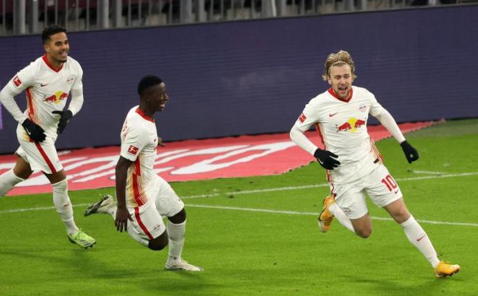 Die Leipziger um Emil Forsberg (r) wollen den Schwung aus dem Bundesliga-Spitzenspiel in die Champions League mitnehmen. Foto: Alexander Hassenstein/Getty Images Europe/Pool/dpa