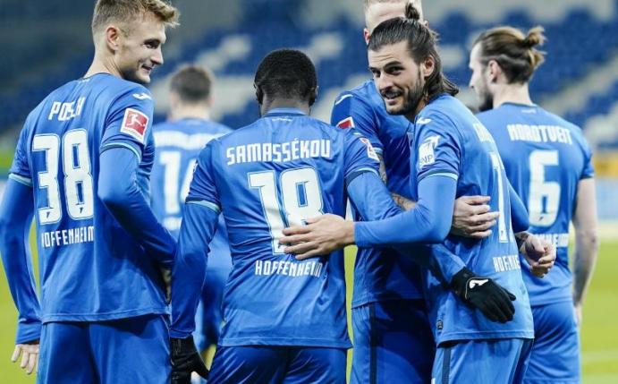 Hoffenheims Torschütze Florian Grillitsch (2.v.r.) jubelt mit Mannschaftskollegen über sein Tor zum 2:1 gegen den FC Augsburg. Foto: Uwe Anspach/dpa