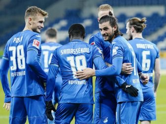 Hoffenheims Torschütze Florian Grillitsch (2.v.r.) jubelt mit Mannschaftskollegen über sein Tor zum 2:1 gegen den FC Augsburg. Foto: Uwe Anspach/dpa Hoffenheims Torschütze Florian Grillitsch (2.v.r.) jubelt mit Mannschaftskollegen über sein Tor zum 2:1 gegen den FC Augsburg. Foto: Uwe Anspach/dpa