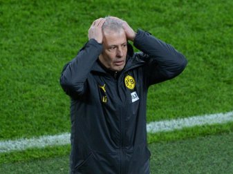 Hat gegen Zenit St. Petersburg nur einen Notkader zur Verfügung, der aber soll es richten: BVB-Trainer Lucien Favre. Foto: Uwe Kraft/AFP Pool/dpa Hat gegen Zenit St. Petersburg nur einen Notkader zur Verfügung, der aber soll es richten: BVB-Trainer Lucien Favre. Foto: Uwe Kraft/AFP Pool/dpa