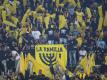 Anhänger des Fußballvereins Beitar Jerusalem feuern ihre Mannschaft an. Ein arabischer Geschäftsmann beteiligt sich an dem Club. Foto: Abir Sultan/EPA/dpa