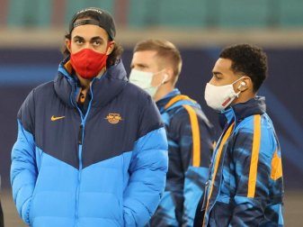 Die Leipziger Spieler begeben sich in die Red-Bull-Arena: Leipzigs Yussuf Poulsen (l-r) Dani Olmo und Tyler Adams laufen über den Platz. Foto: Jan Woitas/dpa-Zentralbild/dpa Die Leipziger Spieler begeben sich in die Red-Bull-Arena: Leipzigs Yussuf Poulsen (l-r) Dani Olmo und Tyler Adams laufen über den Platz. Foto: Jan Woitas/dpa-Zentralbild/dpa