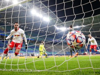 Leipzigs Justin Kluivert schießt das Tor zum 3:0. Foto: Jan Woitas/dpa-Zentralbild/dpa Leipzigs Justin Kluivert schießt das Tor zum 3:0. Foto: Jan Woitas/dpa-Zentralbild/dpa