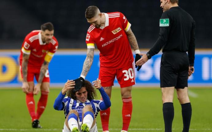 Wurde nach seiner Roten Karte im Berliner Derby für drei Spiele gesperrt: Union-Profi Robert Andrich (M). Foto: Odd Andersen/AFP-Pool/dpa