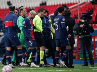 Die PSG-Profis verlassen demonstrativ den Platz. Foto: Francois Mori/AP/dpa