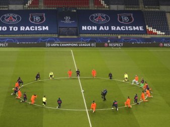Die Spieler beider Teams und die Schiedsrichter beim Kniefall auf dem Platz als Zeichen der Unterstützung der Black Lives Matter-Bewegung. Foto: Xavier Laine/Getty/Pool/AP/dpa Die Spieler beider Teams und die Schiedsrichter beim Kniefall auf dem Platz als Zeichen der Unterstützung der Black Lives Matter-Bewegung. Foto: Xavier Laine/Getty/Pool/AP/dpa