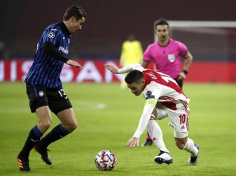 Ajax Dusan Tadic (r) gerät im Zweikampf mit Atalantas Marten de Roon ins Straucheln. Foto: Peter Dejong/AP/dpa Ajax Dusan Tadic (r) gerät im Zweikampf mit Atalantas Marten de Roon ins Straucheln. Foto: Peter Dejong/AP/dpa