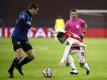 Ajax Dusan Tadic (r) gerät im Zweikampf mit Atalantas Marten de Roon ins Straucheln. Foto: Peter Dejong/AP/dpa