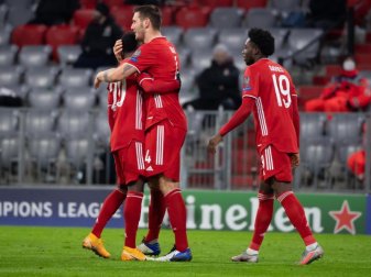 Bayerns Torschütze zum 1:0, Niklas Süle (M), feiert sein Tor mit den Mannschaftskollegen Bouna Sarr (l) und Alphonso Davies. Foto: Sven Hoppe/dpa Bayerns Torschütze zum 1:0, Niklas Süle (M), feiert sein Tor mit den Mannschaftskollegen Bouna Sarr (l) und Alphonso Davies. Foto: Sven Hoppe/dpa