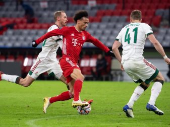 Leroy Sane (M) vom FC Bayern München und Moskaus Wladislaw Ignatjew (l) und Slobodan Rajkovic kämpfen um den Ball. Foto: Sven Hoppe/dpa Leroy Sane (M) vom FC Bayern München und Moskaus Wladislaw Ignatjew (l) und Slobodan Rajkovic kämpfen um den Ball. Foto: Sven Hoppe/dpa
