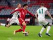 Leroy Sane (M) vom FC Bayern München und Moskaus Wladislaw Ignatjew (l) und Slobodan Rajkovic kämpfen um den Ball. Foto: Sven Hoppe/dpa