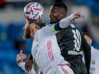 Real Madrids Sergio Ramos (l) ist gegen Mönchengladbachs Marcus Thuram in Aktion. Foto: Bernat Armangue/AP/dpa