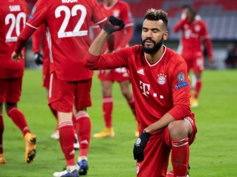 Will mit seiner Geste nach seinem Tor ein Zeichen gegen Rassismus setzen: Bayerns Eric Maxim Choupo-Moting. Foto: Sven Hoppe/dpa Will mit seiner Geste nach seinem Tor ein Zeichen gegen Rassismus setzen: Bayerns Eric Maxim Choupo-Moting. Foto: Sven Hoppe/dpa