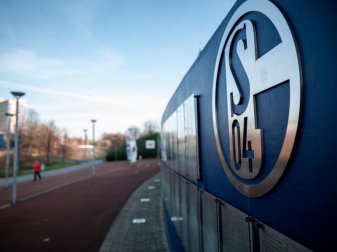 Das Logo des Fußballvereins FC Schalke 04 ist an der «Tausend-Freunde-Mauer» vor der Veltins-Arena angebracht. Foto: Fabian Strauch/dpa Das Logo des Fußballvereins FC Schalke 04 ist an der «Tausend-Freunde-Mauer» vor der Veltins-Arena angebracht. Foto: Fabian Strauch/dpa
